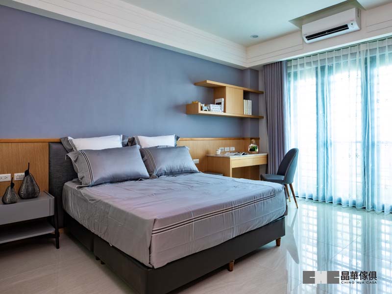 裝潢與床架皆統一色系，溫暖的色調讓臥室和諧又舒適