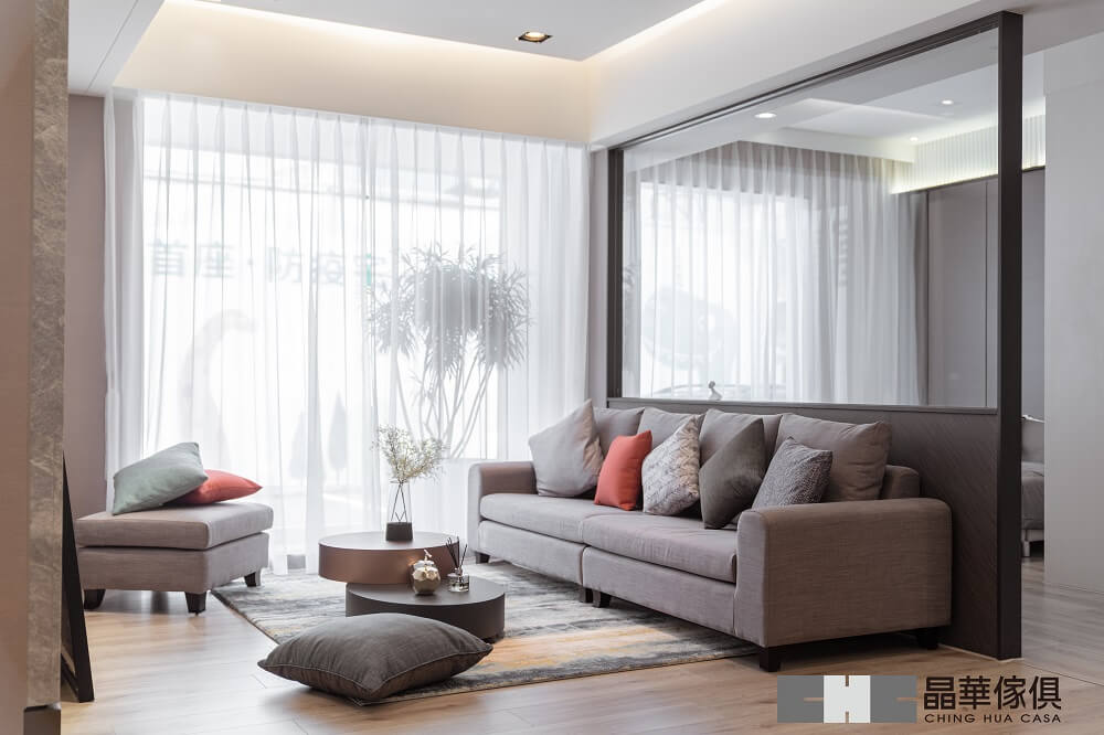 客廳家具佈置|一字型沙發搭配小尺寸地毯